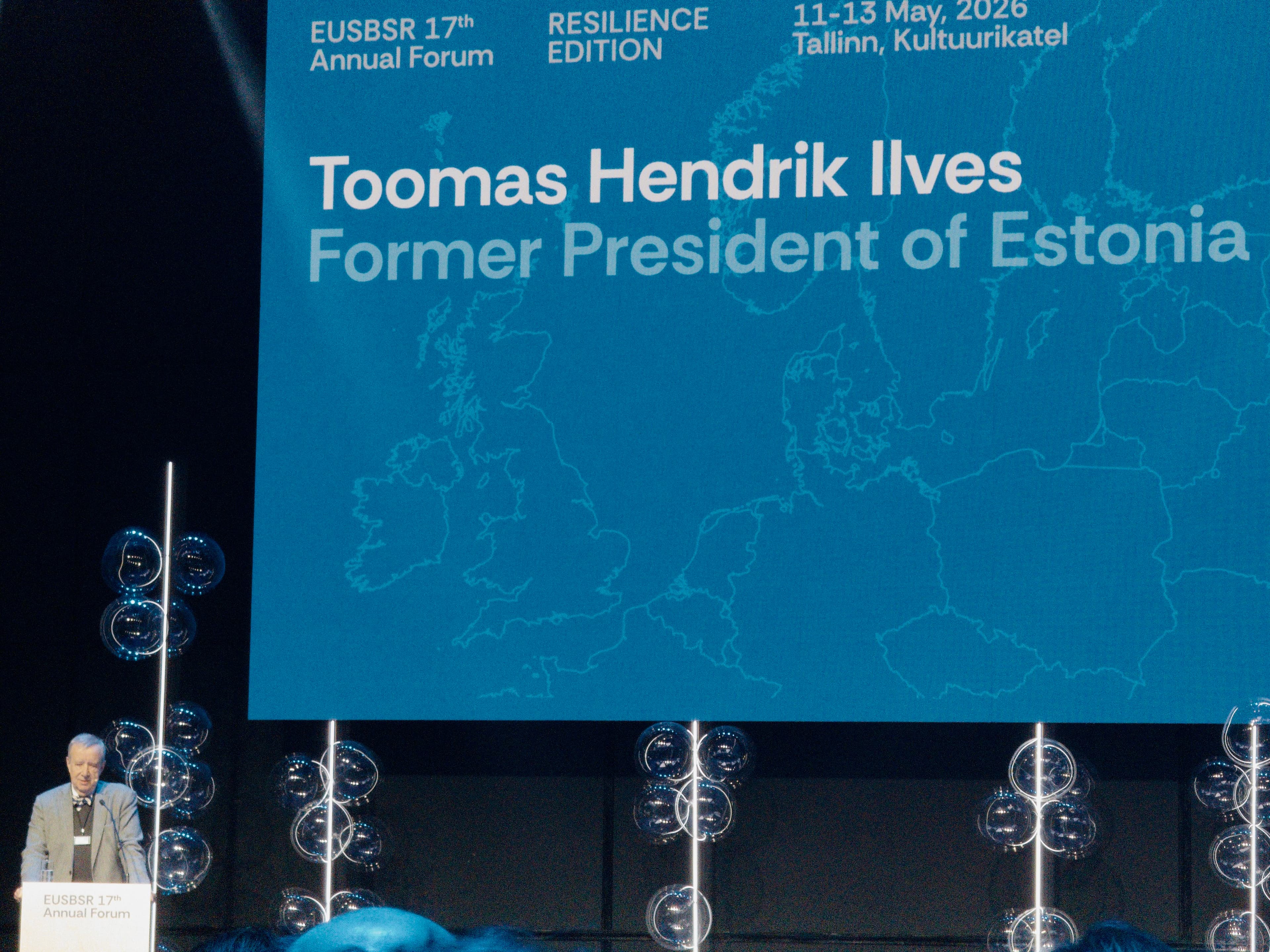 Toomas Hendrik Ilves auf der Bühne beim EUSBSR Annual Forum 2026 in Tallinn